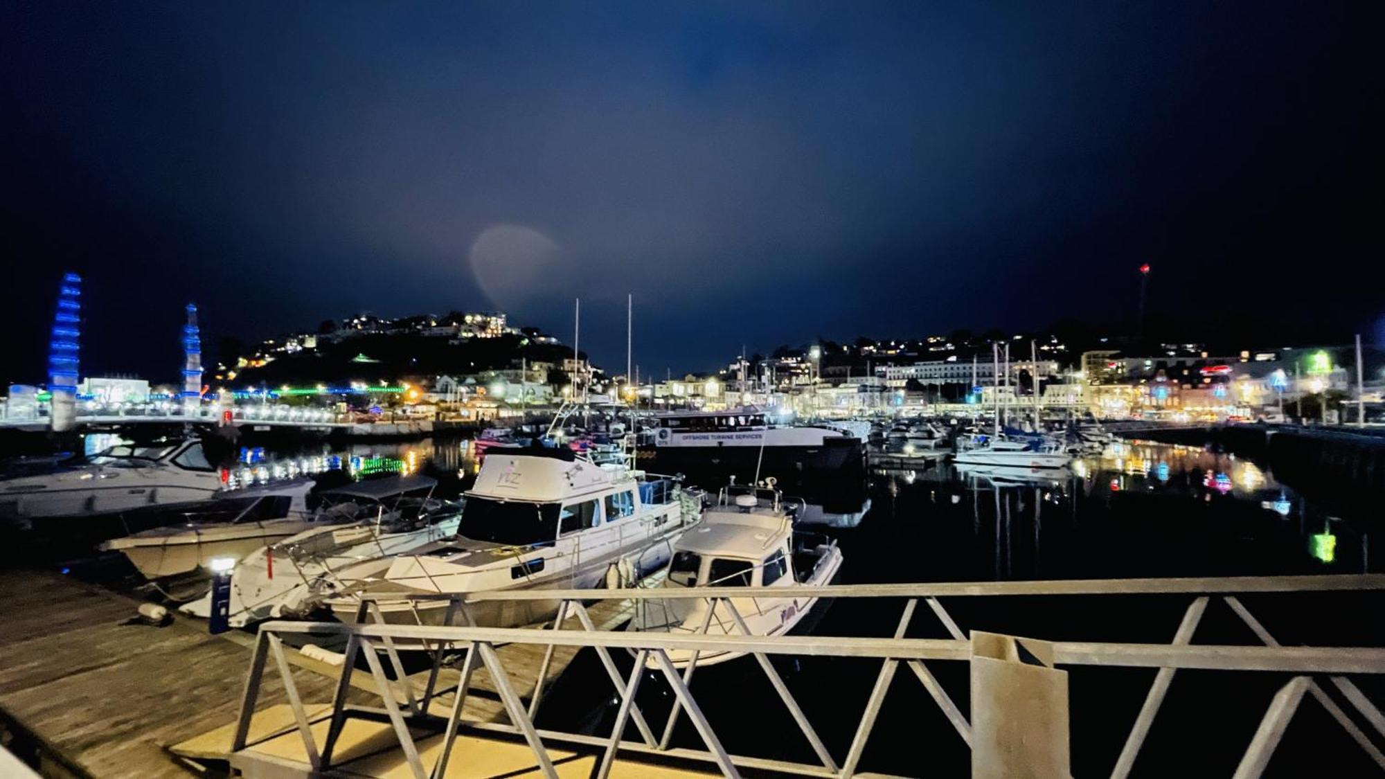 Apartment Harbour Breeze - On Torquay's Iconic Marina With Hot Tub *